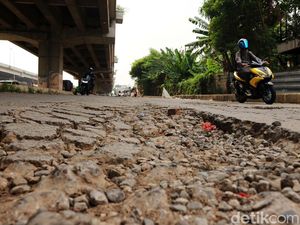 Kecelakaan karena Jalan Rusak, Warga Jakbar Gugat UU LLAJ ke MK Kecelakaan karena Jalan Rusak, Warga Jakbar Gugat UU LLAJ ke MK
