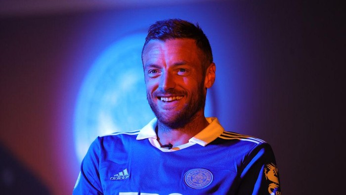 SEAGRAVE, ENGLAND - AUGUST 19: Jamie Vardy signs a new contract with Leicester City until 2024 at Leicester City Training Ground, Seagrave on August 19, 2022 in Leicester, England. (Photo by Plumb Images/Leicester City FC via Getty Images)