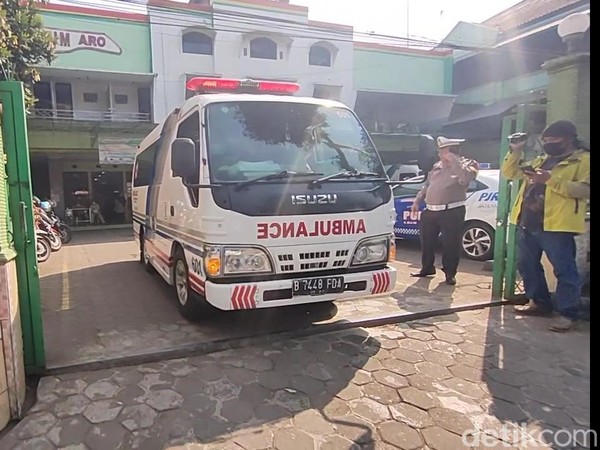 Jenazah ayah Wagub Jatim Emil Dardak, Achmad Hermanto Dardak, diberangkatkan dari RS Aro Kota Pekalongan Ke Jakarta, Sabtu (20/8/2022) pagi. Jenazah ayah Wagub Jatim Emil Dardak, Achmad Hermanto Dardak, diberangkatkan dari RS Aro Kota Pekalongan Ke Jakarta, Sabtu (20/8/2022) pagi.