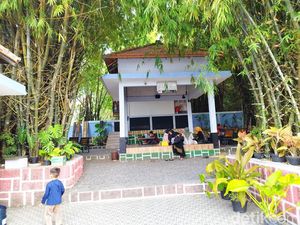 Ngopi di Bawah Pohon Bambu Gresik, Perut Hangat Pikiran Adem