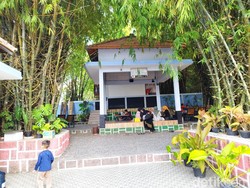 Ngopi di Bawah Pohon Bambu Gresik, Perut Hangat Pikiran Adem