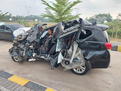Penampakan Mobil Ayah Wagub Emil Dardak yang Ringsek Usai Tabrak Truk