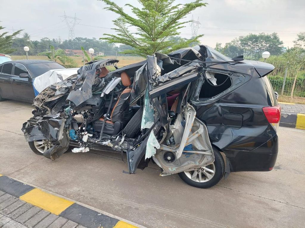 Penampakan Mobil Ayah Emil Dardak Kecelakaan di Tol Jateng, Ringsek Parah