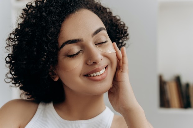 Kulit berminyak cendrung berjerawat/ foto: pexels/ mikhail nilov.