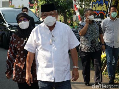 Menteri PUPR Melayat Almarhum Ayah Emil Dardak