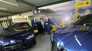 Mobil Listrik BMW jadi Lead Car di Marathon Maybank 2022