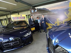 Mobil Listrik BMW jadi Lead Car di Marathon Maybank 2022 Mobil Listrik BMW jadi Lead Car di Marathon Maybank 2022