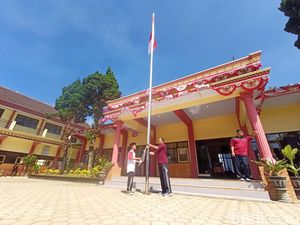 Siswa di Ponorogo Panjat Tiang saat Lihat Bendera Jatuh di Upacara 17-an