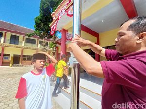 Bendera Jatuh di Upacara 17-an, Siswa Ini Panjat Tiang Agar Kembali Berkibar Bendera Jatuh di Upacara 17-an, Siswa Ini Panjat Tiang Agar Kembali Berkibar