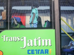 Bus TransJatim Mengaspal di Bangkalan, Malah Dilempar Batu-Dipepet Bus