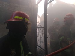 29 Jam Berlalu Api di Pabrik Gunung Putri Belum Padam, Damkar Siaga