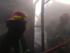 29 Jam Berlalu Api di Pabrik Gunung Putri Belum Padam, Damkar Siaga 29 Jam Berlalu Api di Pabrik Gunung Putri Belum Padam, Damkar Siaga