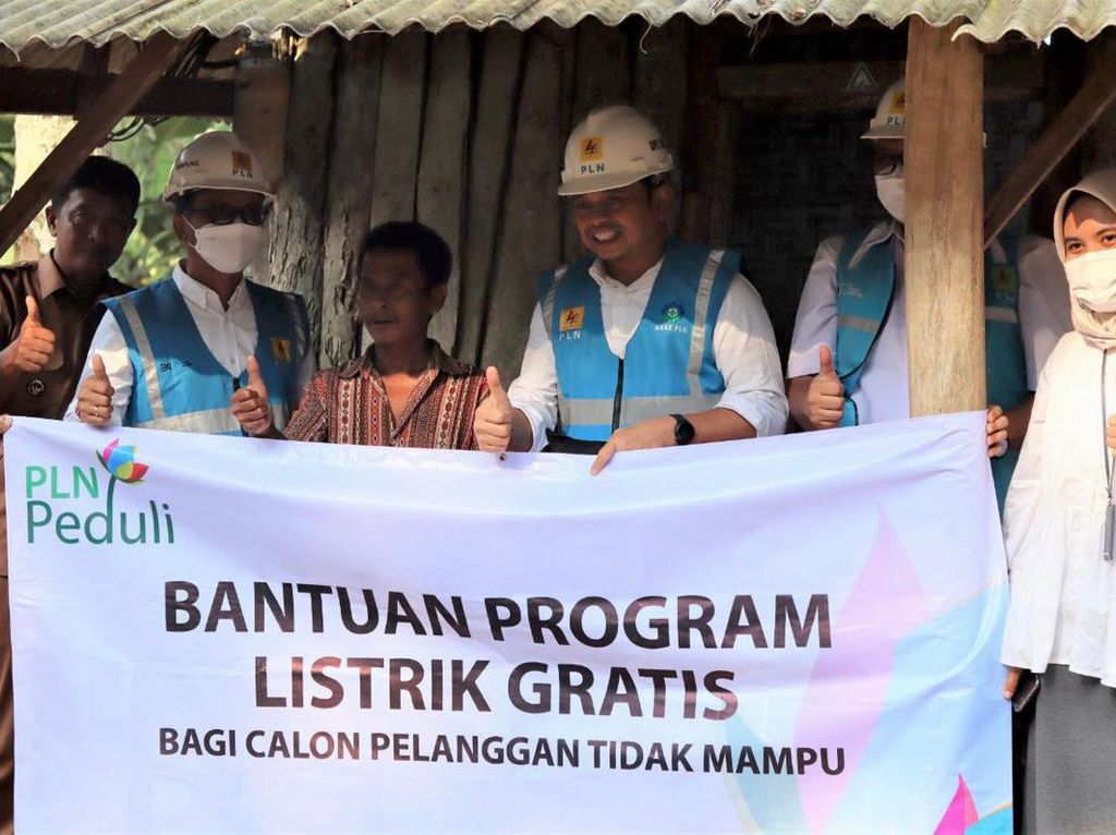 PLN Pasang Baru Listrik Gratis untuk 102 Warga Kurang Mampu di Lampung