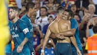 Patut diingat bahwa usia ketiganya kini juga sudah bertambah; Varane 29 tahun, Casemiro 30 tahun, Ronaldo 37 tahun. Foto: AFP via Getty Images/AFP Contributor