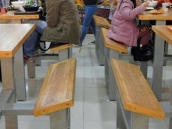 Restoran Ini Sengaja Bikin Kursinya Miring Agar Pengunjung Tak Betah