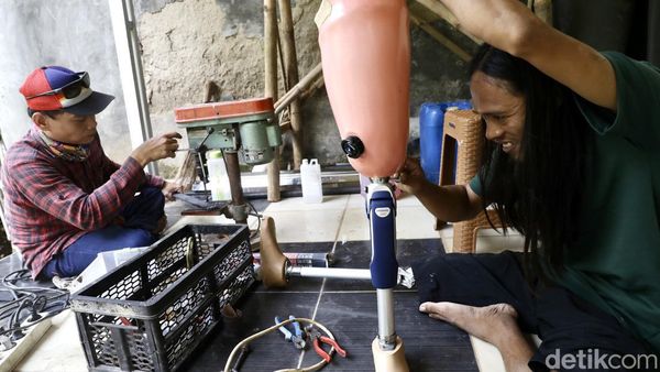 Salut...! Perajin Kaki Palsu Ini juga Penyintas Disabilitas Lho