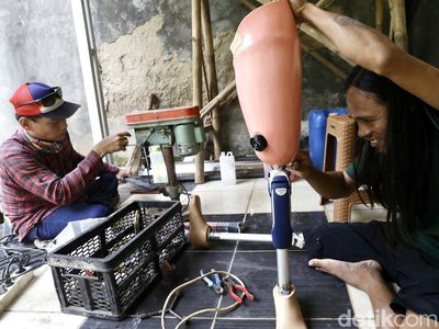 Salut...! Perajin Kaki Palsu Ini juga Penyintas Disabilitas Lho