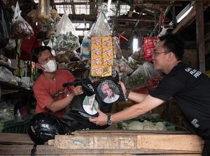 Dukung Ganjar 2024, Komunitas Warteg Bagikan Sembako-Alat Dapur