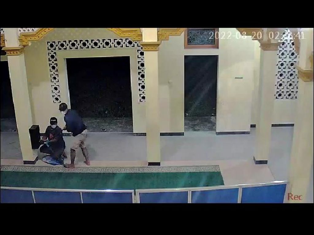 Terekam CCTV! Maling Nekat Bobol Kotak Amal Masjid di Klaten