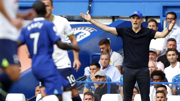 Chelseas head coach Thomas Tuchel, right, reacts during the English Premier League soccer match between Chelsea and Tottenham Hotspur at Stamford Bridge Stadium in London, Sunday, Aug. 14, 2022. (AP Photo/Ian Walton)