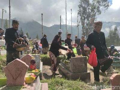 Tradisi Nyadran, Menaruh Sesaji di Atas Kuburan