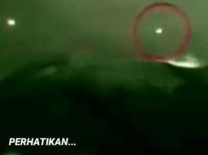 Pakar Drone Buka Suara soal Penampakan Cahaya Aneh di Gunung Semeru Pakar Drone Buka Suara soal Penampakan Cahaya Aneh di Gunung Semeru