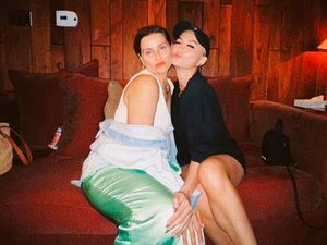 Gaya Slay Agnez Mo Saat Pose Bareng Nelly Furtado Gaya Slay Agnez Mo Saat Pose Bareng Nelly Furtado