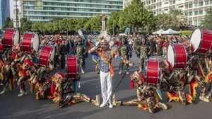 Aksi Kirab Drumband Akademi TNI Meriahkan Car Free Day di HI