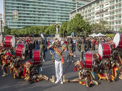 Aksi Kirab Drumband Akademi TNI Meriahkan Car Free Day di HI