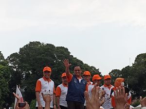 Anies Pakai Kaus Pemberian PKS Saat Diteriaki Presiden