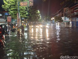 Diguyur Hujan Deras Sesaat, Jalan Letda Sujono Medan Banjir