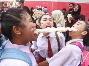 Beda Nih, Ada Lomba Makan Kerupuk Jumbo di Situbondo