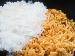 5 Negara Asia Ini Punya Cara Makan Mie Instan yang Unik