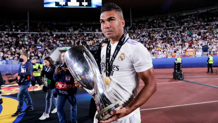 Casemiro HELSINKI, FINLAND - AUGUST 10: Carlos Henrique Casemiro of Real Madrid celebrating the victory with the trophy  during the UEFA Super Cup   match between Real Madrid v Eintracht Frankfurt at the Olympic Stadium Helsinki on August 10, 2022 in Helsinki Finland (Photo by David S. Bustamante/Soccrates/Getty Images)
