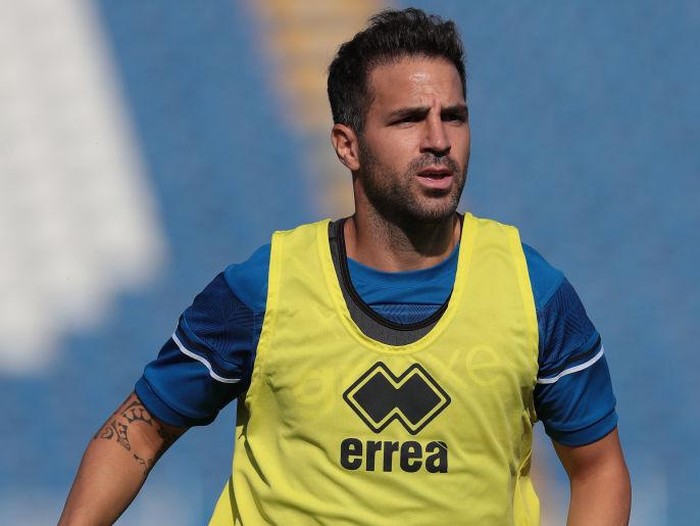 COMO, ITALY - AUGUST 02: Cesc Fabregas of Como 1907 looks on during the Como 1907 training session at stadio Giuseppe Sinigaglia on August 02, 2022 in Como, Italy. (Photo by Emilio Andreoli/Getty Images)