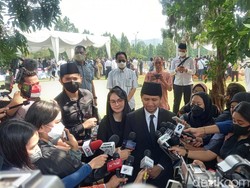 Momen Arumi Bachsin Antar Ayah Mertua ke Tempat Peristirahatan Terakhir