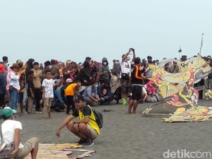 Asyiknya! Melihat Beragam Layang-layang di Langit Pantai Samas