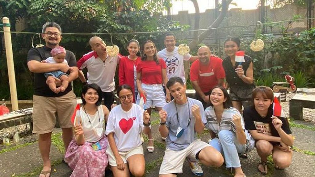 Potret Mesra Jessica Mila Saat Lomba Makan Kerupuk Bareng Yakup Potret Mesra Jessica Mila Saat Lomba Makan Kerupuk Bareng Yakup