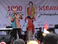 Ganjar Ajak Warga Jateng Rutin Pakai Baju Adat Tiap Kamis