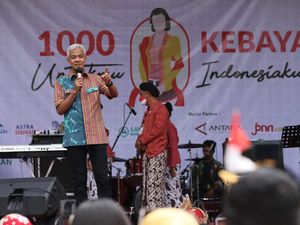 Ganjar Ajak Warga hingga Swasta Pakai Baju Adat Tiap Kamis Ganjar Ajak Warga hingga Swasta Pakai Baju Adat Tiap Kamis