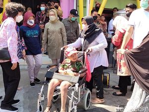 Sabarnya Ibu dan Anaknya yang Berkursi Roda Ingin Bertemu Jokowi di Surabaya