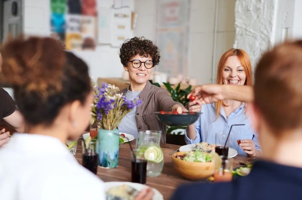 Ilustrasi: suasana saat makan bersama/ Foto: pexels.com/fauxels