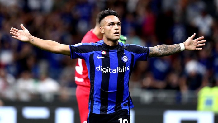 MILAN, ITALY - AUGUST 20: Lautaro Martinez of FC Internazionale celebrates after scoring his teams first goal during the Serie A match between FC Internazionale and Spezia Calcio at Stadio Giuseppe Meazza on August 20, 2022 in Milan, Italy. (Photo by Sportinfoto/DeFodi Images via Getty Images)