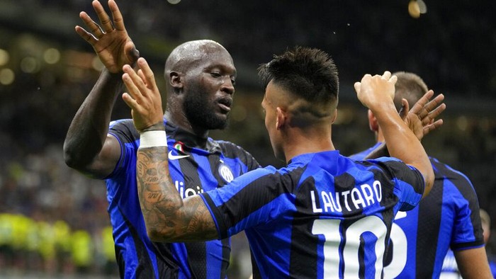 Inter Milans Lautaro Martinez celebrates with his teammate Romelu Lukaku, left, after scoring against Spezia during a Serie A soccer match between Inter Milan and Spezia at the San Siro stadium in Milan, Italy, Saturday, Aug.20, 2022. (AP Photo/Luca Bruno)