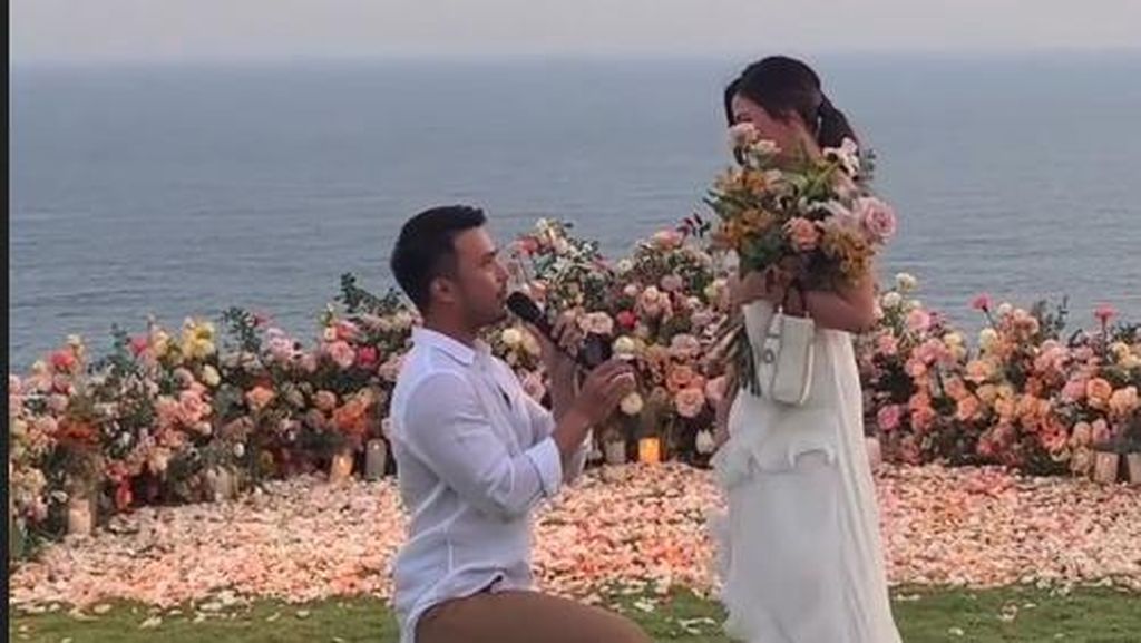 Momen Romantis Yakup Hasibuan Berlutut Lamar Jessica Mila Momen Romantis Yakup Hasibuan Berlutut Lamar Jessica Mila