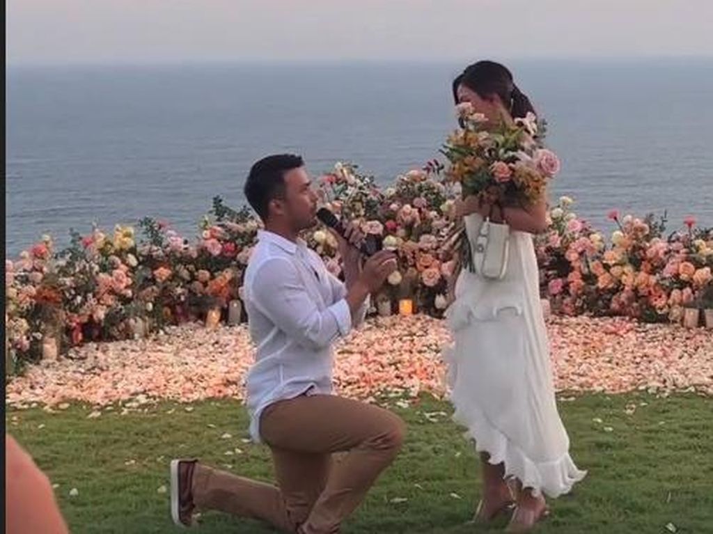 Momen Romantis Yakup Hasibuan Berlutut Lamar Jessica Mila Momen Romantis Yakup Hasibuan Berlutut Lamar Jessica Mila