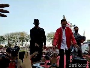 Jokowi Temui Ribuan Relawannya di Surabaya: Obat Kangen 2,5 Tahun Tak Bertemu Jokowi Temui Ribuan Relawannya di Surabaya: Obat Kangen 2,5 Tahun Tak Bertemu