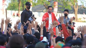 Jokowi Obati Kangen Sapa Ribuan Masyarakat dan Pendukungnya di Surabaya