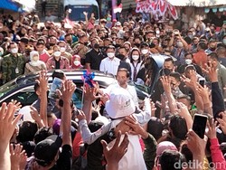 Jokowi Kunjungi Pasar Pucang Surabaya, Bagikan Kaus-Ngobrol dengan Pedagang