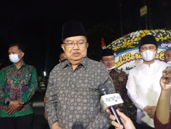 Jusuf Kalla Ikut Jemput Jenazah Azyumardi Azra di Bandara Soetta